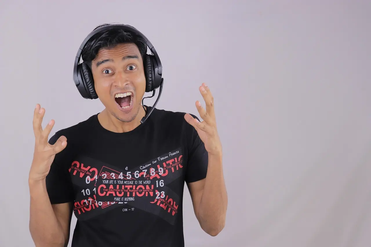 Begejstret gamer med headset