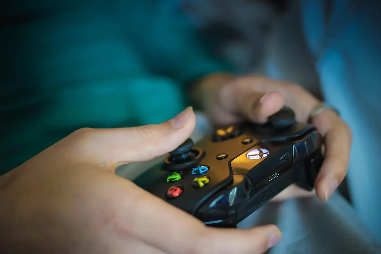 Hænder der holder controller