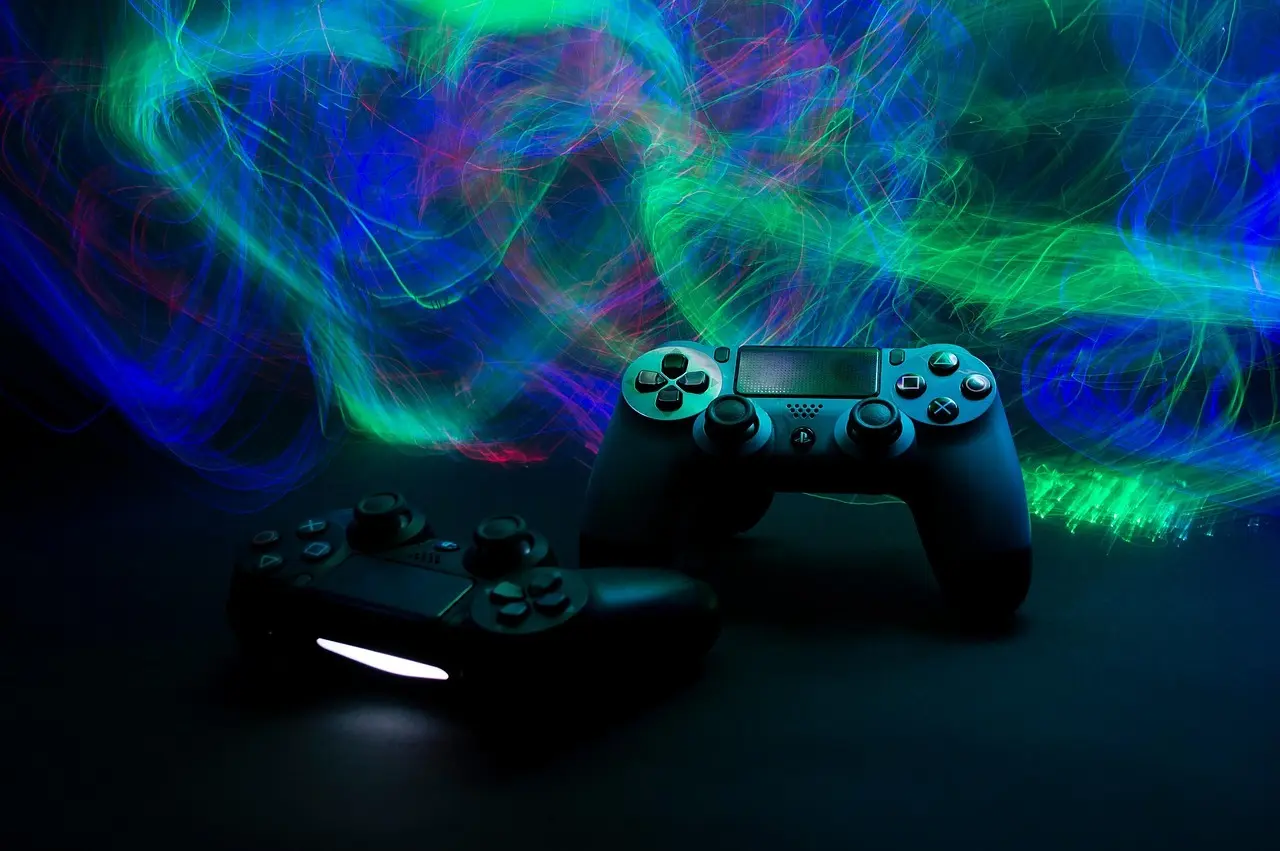 Gaming setup med controllere og neonlys